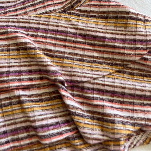 ✨ Cropped Top with Flowy details - Picture 4 of 4